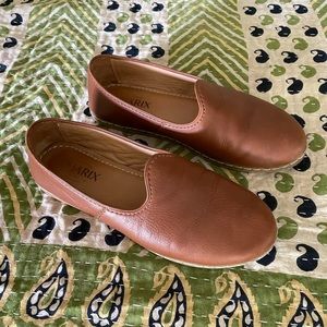 Charix Women’s classic camel loafers